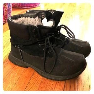 Uggs men size 9.5 snow boots weatherproof